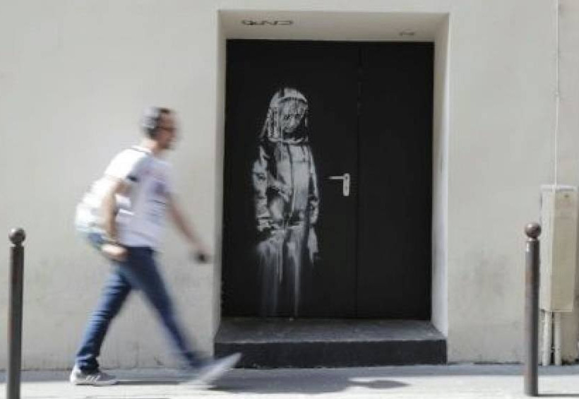 O ανατρεπτικός Banksy «ξαναχτύπησε» και στέλνει καυστικό μήνυμα από το Παρίσι (Pics)