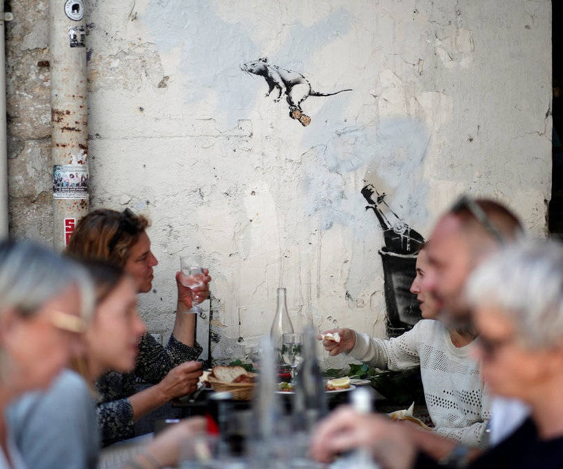 O ανατρεπτικός Banksy «ξαναχτύπησε» και στέλνει καυστικό μήνυμα από το Παρίσι (Pics)