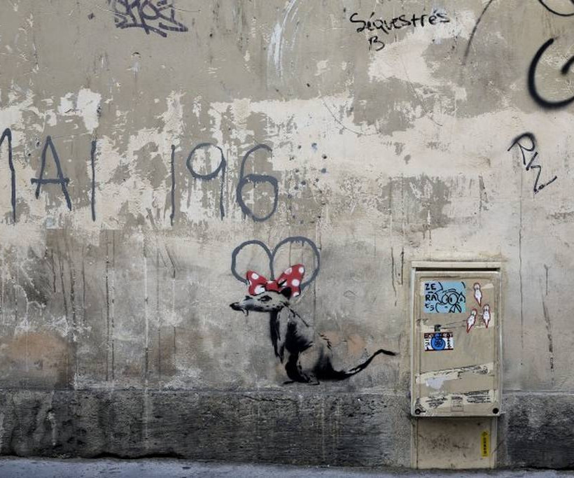 O ανατρεπτικός Banksy «ξαναχτύπησε» και στέλνει καυστικό μήνυμα από το Παρίσι (Pics)