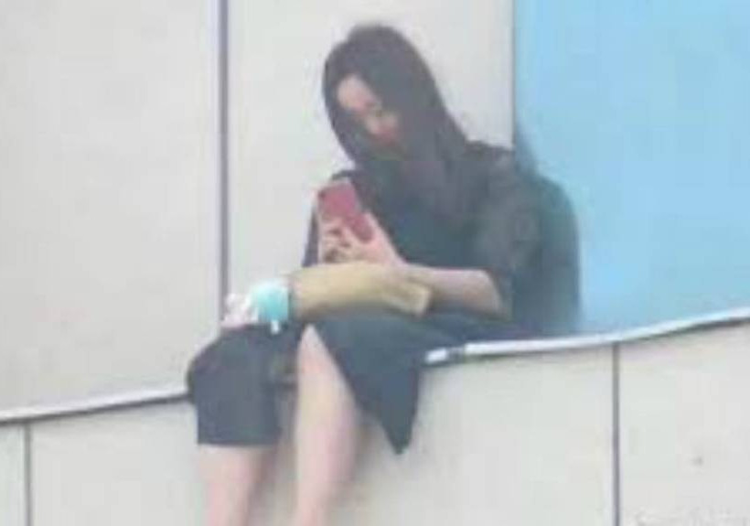 Απάνθρωπο: Πλήθος στην Κίνα ενθάρρυνει κοπέλα που είχε κακοποιηθεί σεξουαλικά να αυτοκτονήσει (vid)