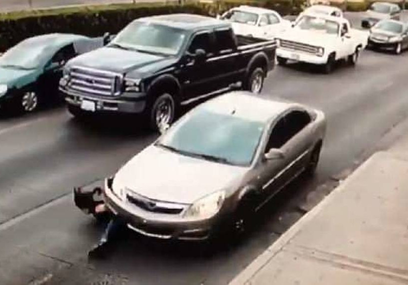 Βίντεο σοκ: Γυναίκα τρέχει στο δρόμο, γλιστράει και παρασύρεται από αυτοκίνητο