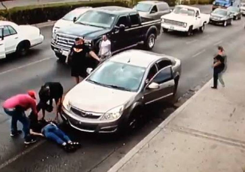 Βίντεο σοκ: Γυναίκα τρέχει στο δρόμο, γλιστράει και παρασύρεται από αυτοκίνητο