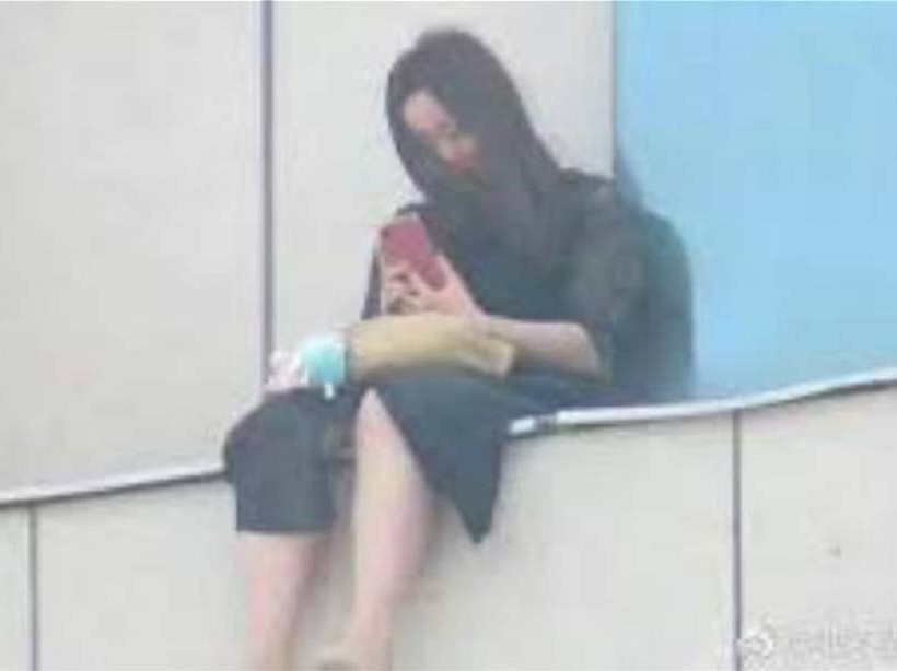 Απάνθρωπο: Πλήθος στην Κίνα ενθάρρυνει κοπέλα που είχε κακοποιηθεί σεξουαλικά να αυτοκτονήσει (vid)