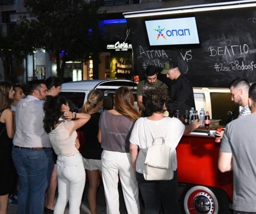 Η καντίνα έξω από πρακτορείο στη Γλυφάδα