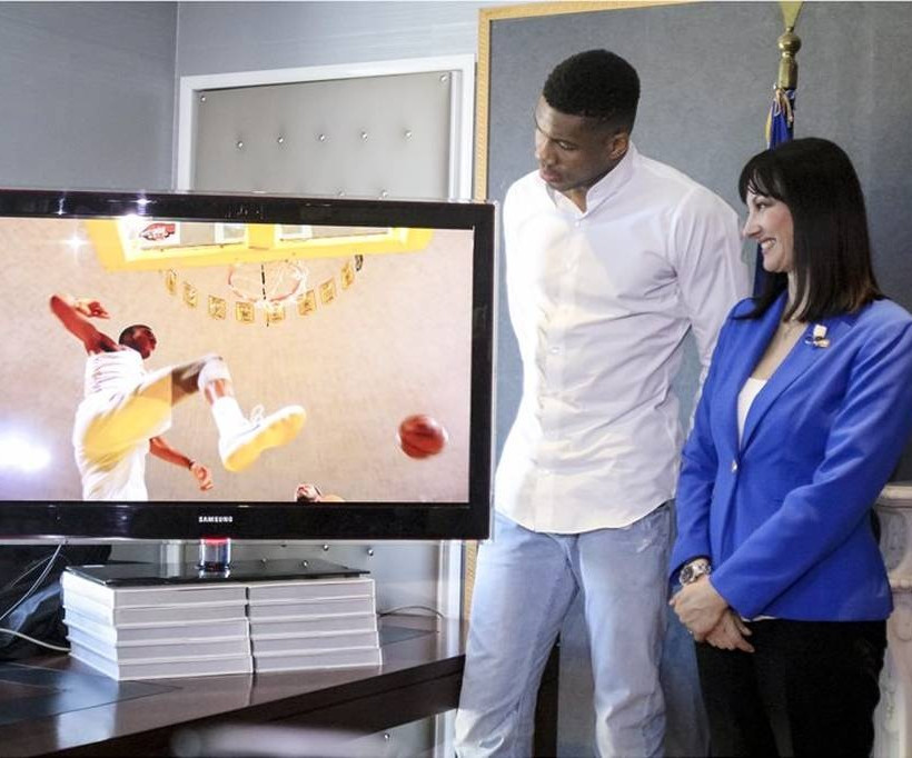 Ο Αντετοκούνμπο «καρφώνει» στο νέο σποτ του ΕΟΤ: Αυτή είναι η χώρα μου, η Ελλάδα! (vid+pics)