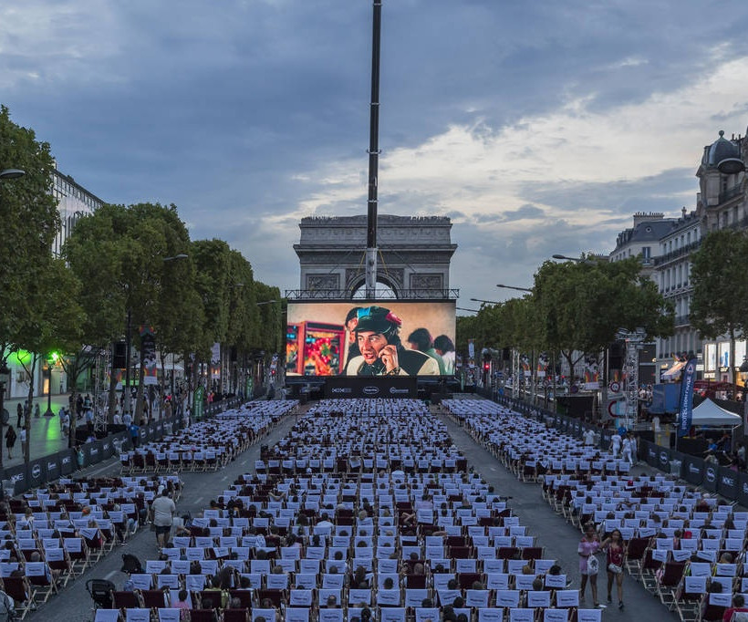 Εντυπωσιακό! Αυτό είναι το μεγαλύτερο θερινό σινεμά στην Ευρώπη (Vids)