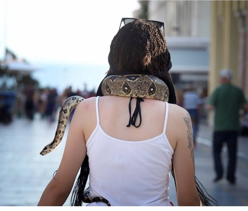 Θεσσαλονικιά «φόρεσε» στο λαιμό ένα... φίδι και βγήκε βόλτα (photos)