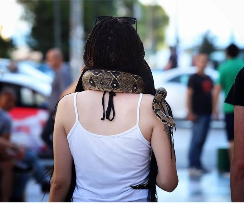 Θεσσαλονικιά «φόρεσε» στο λαιμό ένα... φίδι και βγήκε βόλτα (photos)