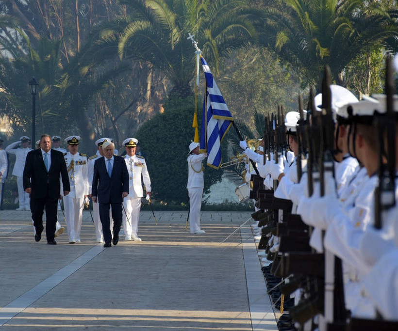 Τα ξίφη στους νέους και νέες σημαιοφόρους επέδωσε ο Πρόεδρος της Δημοκρατίας (pics)
