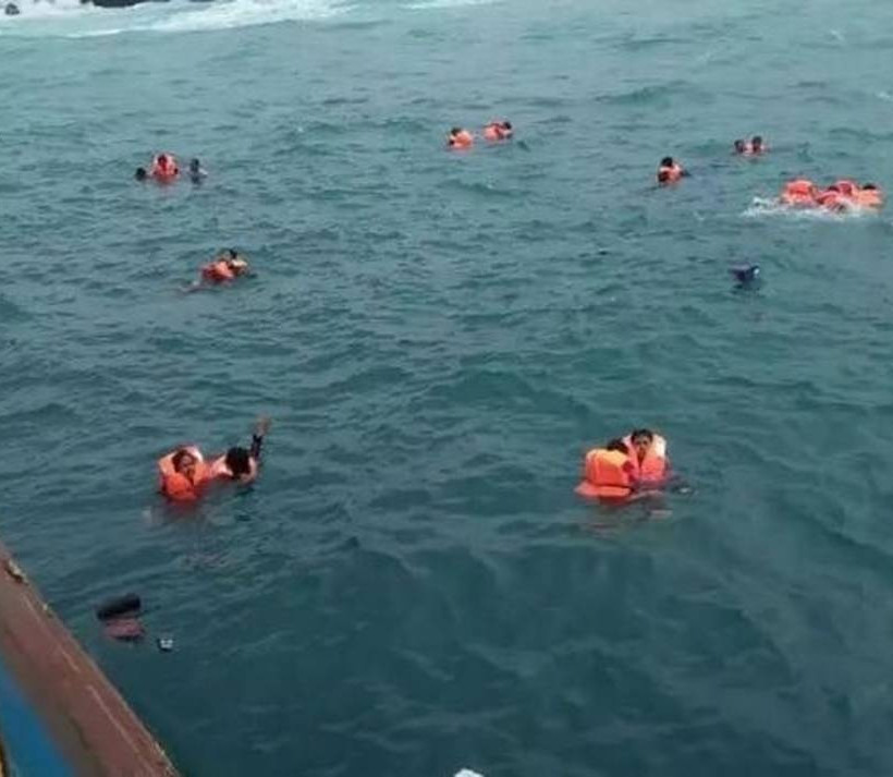 Δραματικές εικόνες ναυαγίου φέρι μποτ που σοκάρουν τον πλανήτη 