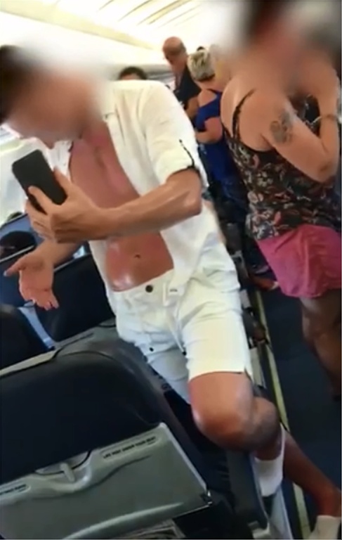 Κακός χαμός σε πτήση από Ζάκυνθο: Εγκλωβίστηκαν για ώρες με 48 βαθμούς και τα είδαν όλα! (vid+pics)