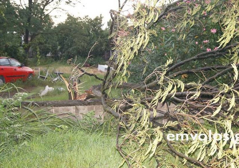 Καιρός: Ανεμοστρόβιλος σάρωσε τα Τρίκαλα Ημαθίας (pics)