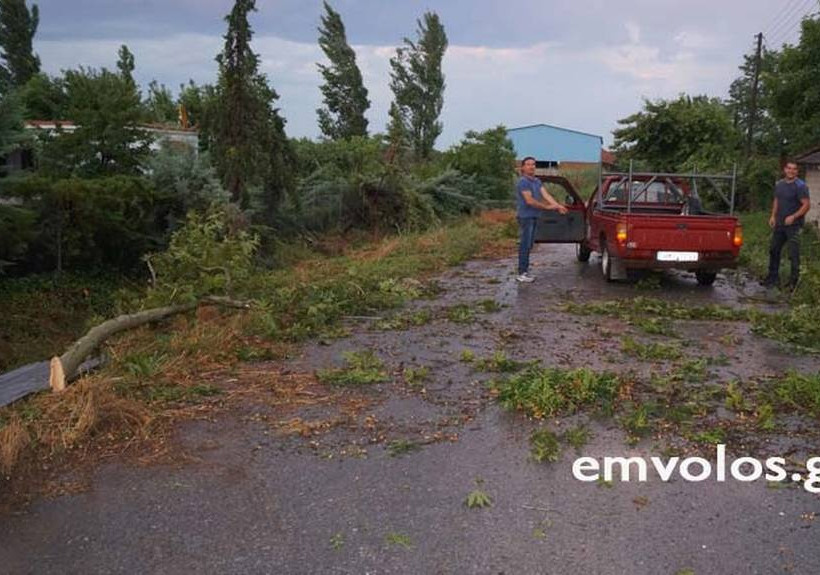 Καιρός: Ανεμοστρόβιλος σάρωσε τα Τρίκαλα Ημαθίας (pics)
