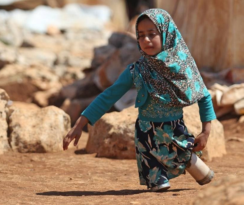 Συγκλονιστικό: 8χρονη από τη Συρία πέταξε τα κονσερβοκούτια και έκανε τα πρώτα της βήματα 