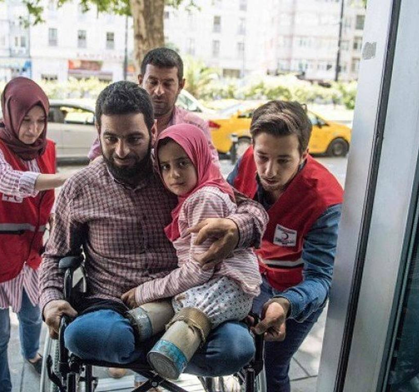 Συγκλονιστικό: 8χρονη από τη Συρία πέταξε τα κονσερβοκούτια και έκανε τα πρώτα της βήματα 