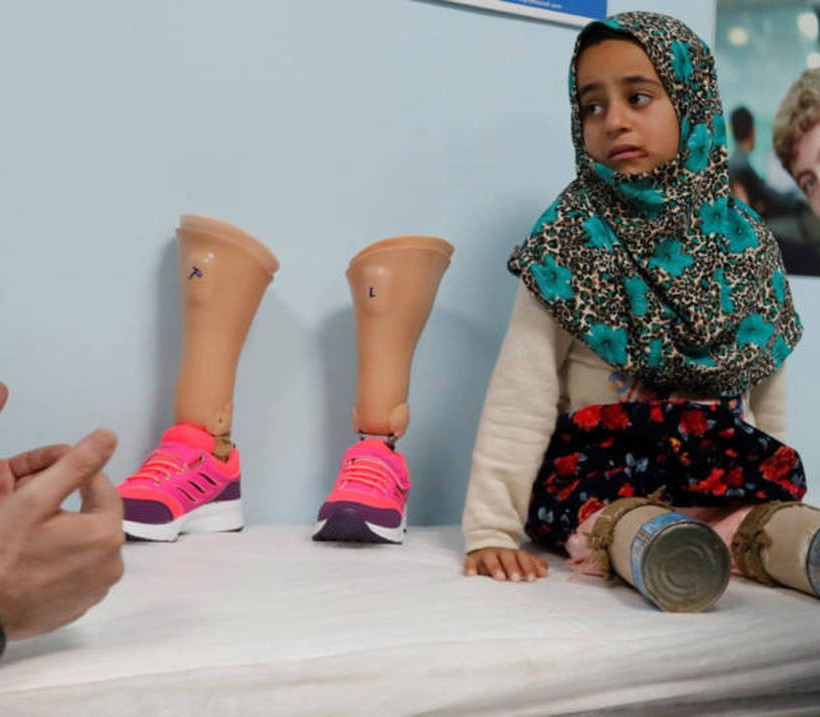 Συγκλονιστικό: 8χρονη από τη Συρία πέταξε τα κονσερβοκούτια και έκανε τα πρώτα της βήματα 