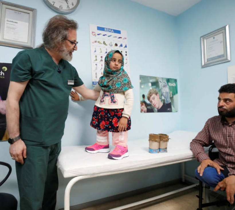 Συγκλονιστικό: 8χρονη από τη Συρία πέταξε τα κονσερβοκούτια και έκανε τα πρώτα της βήματα 