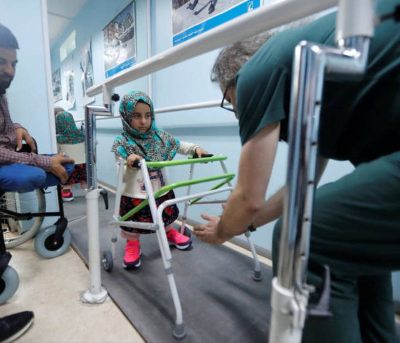 Συγκλονιστικό: 8χρονη από τη Συρία πέταξε τα κονσερβοκούτια και έκανε τα πρώτα της βήματα 