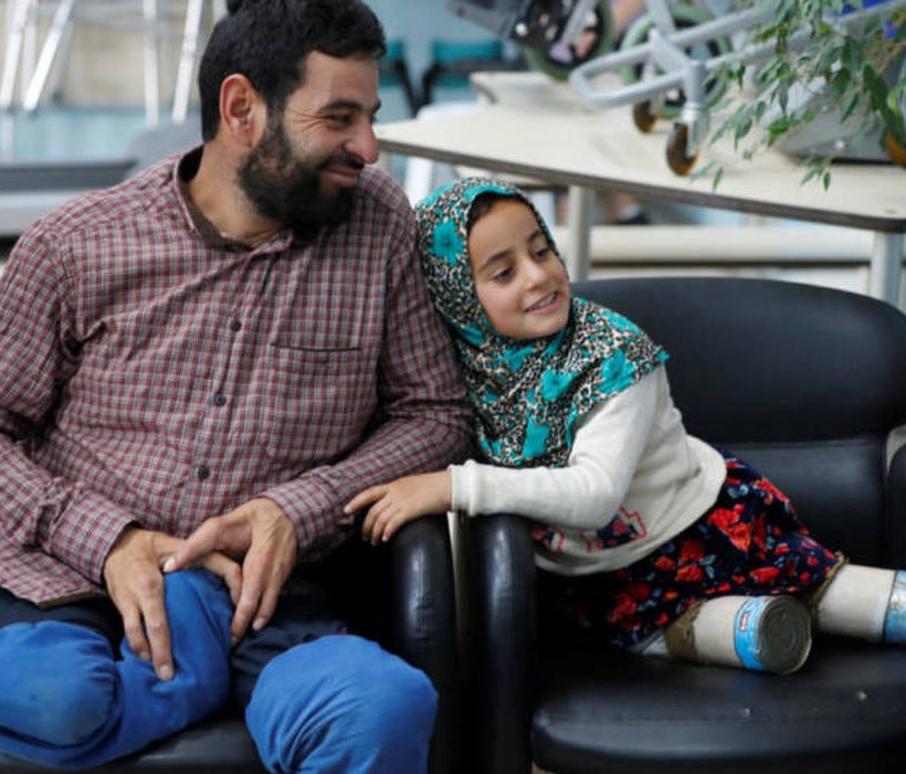 Συγκλονιστικό: 8χρονη από τη Συρία πέταξε τα κονσερβοκούτια και έκανε τα πρώτα της βήματα 