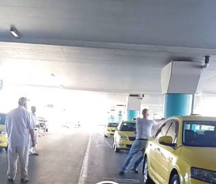 Βίντεο: Άγριο ξύλο μεταξύ ταξιτζήδων στο αεροδρόμιο Ελ. Βενιζέλος 