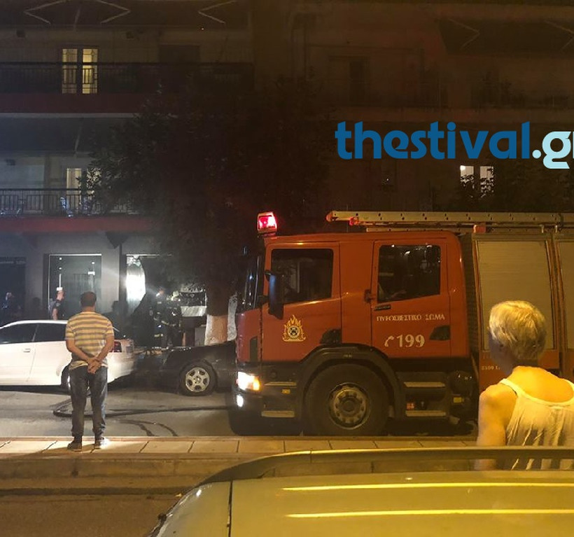 Φωτιά σε κατάστημα επίπλων στους Αμπελόκηπους Θεσσαλονίκης (pics&vid)