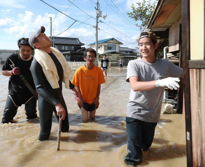 Χωρίς τέλος η τραγωδία στην Ιαπωνία: Στους 81 οι νεκροί από τις πρωτοφανείς καταιγίδες (Pics+Vids)