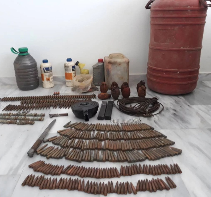 Πατέρας και γιος συνελήφθησαν στα Χανιά με μίνι - οπλοστάσιο (pics)