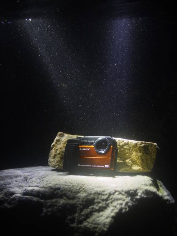 Καλές βουτιές παρέα με τις αδιάβροχες φωτογραφικές μηχανές της Panasonic!