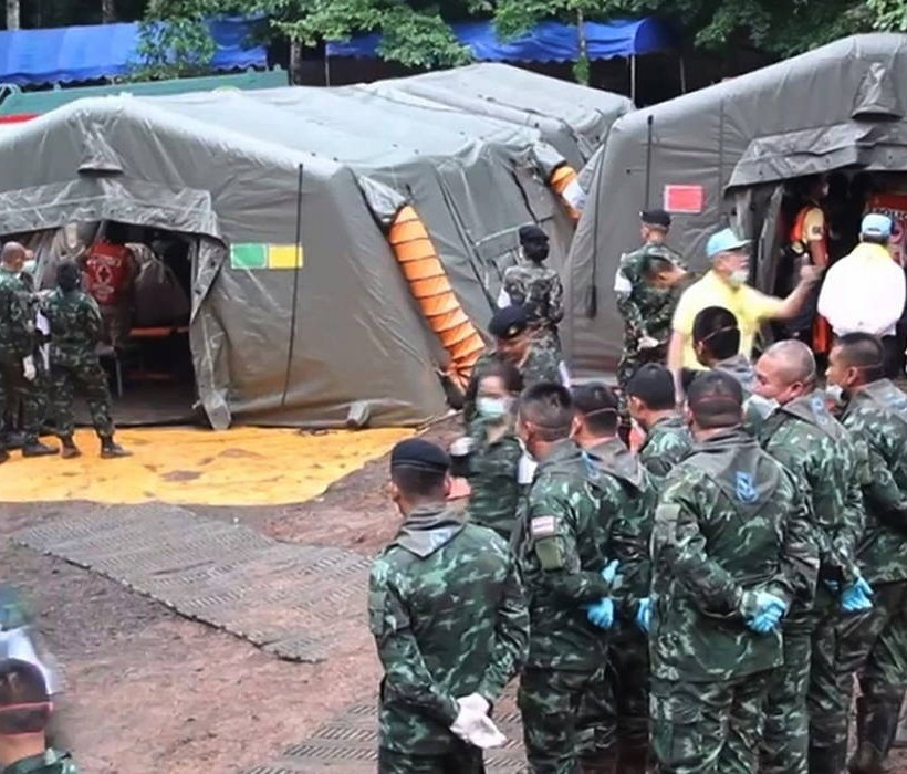 Δραματικές στιγμές στην Ταϊλάνδη: Η βροχή καθυστερεί την επιχείρηση – Μέσα στο σπήλαιο οι δύτες