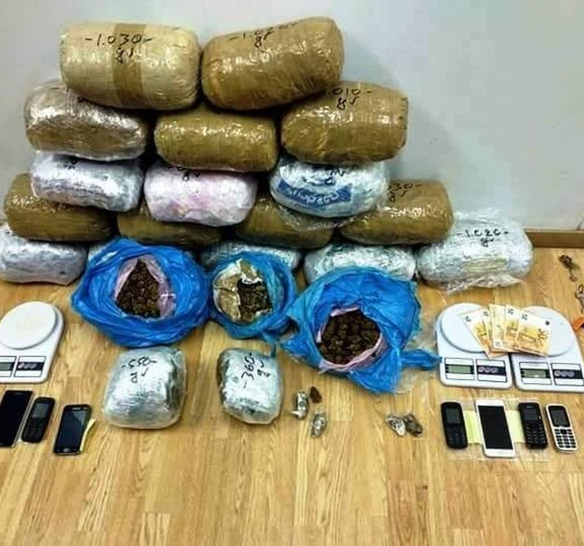 Χειροπέδες σε σπείρα που «πλημμύριζε» με χασίς την Αθήνα