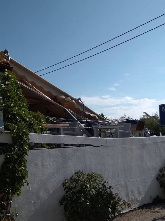 Εύβοια: Γκρέμισαν μαγαζί, τη νύχτα στην Αγ. Άννα, με συρματόσχοινο και τρακτέρ!! (pics)