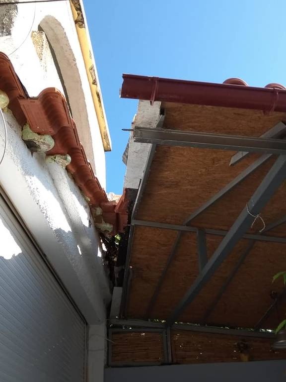 Εύβοια: Γκρέμισαν μαγαζί, τη νύχτα στην Αγ. Άννα, με συρματόσχοινο και τρακτέρ!! (pics)