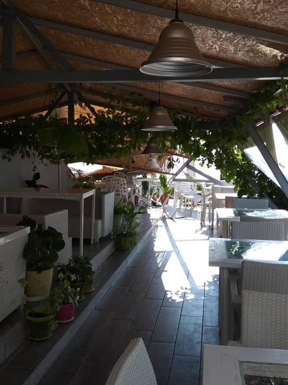 Εύβοια: Γκρέμισαν μαγαζί, τη νύχτα στην Αγ. Άννα, με συρματόσχοινο και τρακτέρ!! (pics)