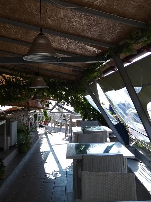 Εύβοια: Γκρέμισαν μαγαζί, τη νύχτα στην Αγ. Άννα, με συρματόσχοινο και τρακτέρ!! (pics)