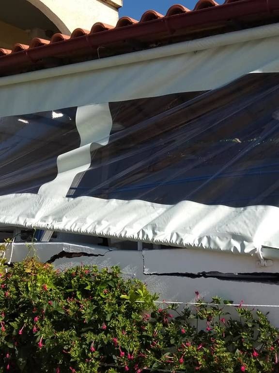 Εύβοια: Γκρέμισαν μαγαζί, τη νύχτα στην Αγ. Άννα, με συρματόσχοινο και τρακτέρ!! (pics)