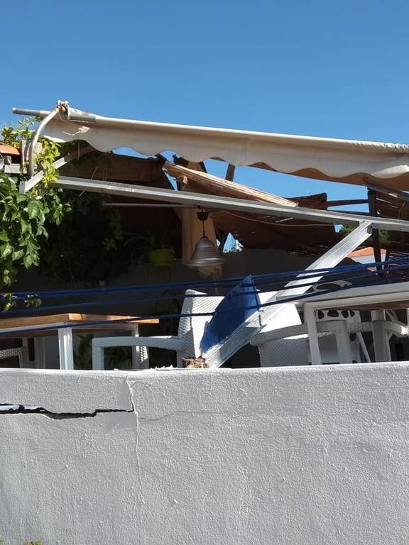 Εύβοια: Γκρέμισαν μαγαζί, τη νύχτα στην Αγ. Άννα, με συρματόσχοινο και τρακτέρ!! (pics)