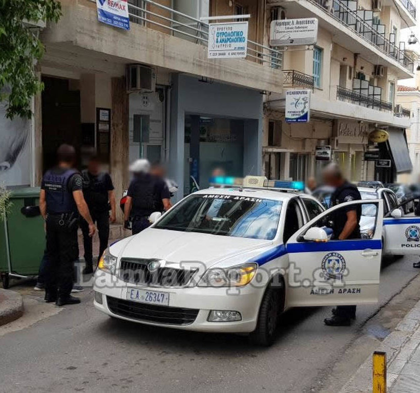 Λαμία: Μπήκαν στο καφενείο και του άρπαξαν από το λαιμό την αλυσίδα με το σταυρό (pics)