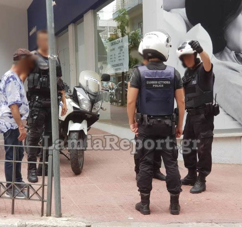 Λαμία: Μπήκαν στο καφενείο και του άρπαξαν από το λαιμό την αλυσίδα με το σταυρό (pics)