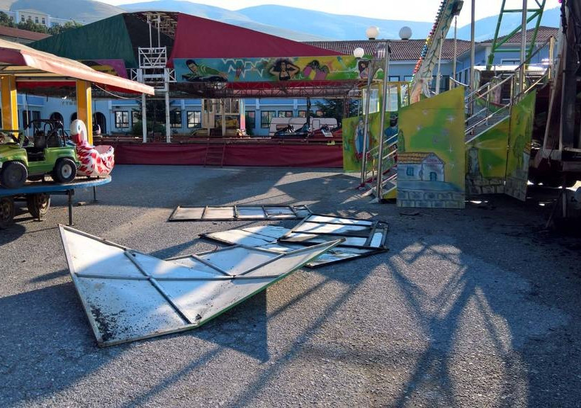 Κοζάνη - Πανικός σε λούνα παρκ: Φλεγόμενο όχημα «καρφώθηκε» σε παιχνίδι – Δείτε τις εικόνες - τρόμου