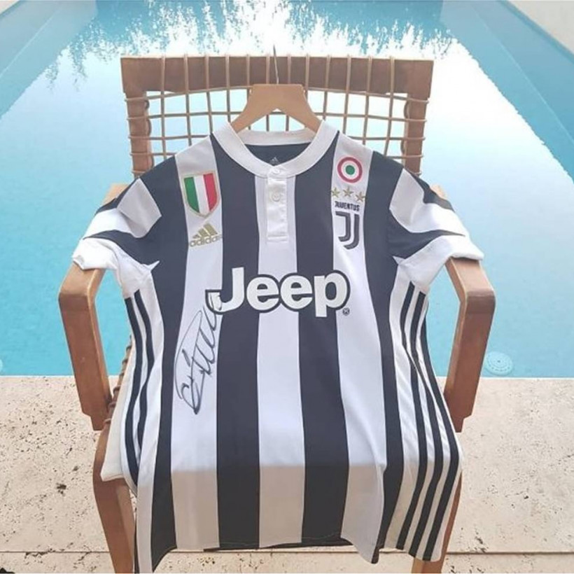 Ο Ρονάλντο υπέγραψε την πρώτη φανέλα της Γιουβέντους στο Costa Navarino (pics)