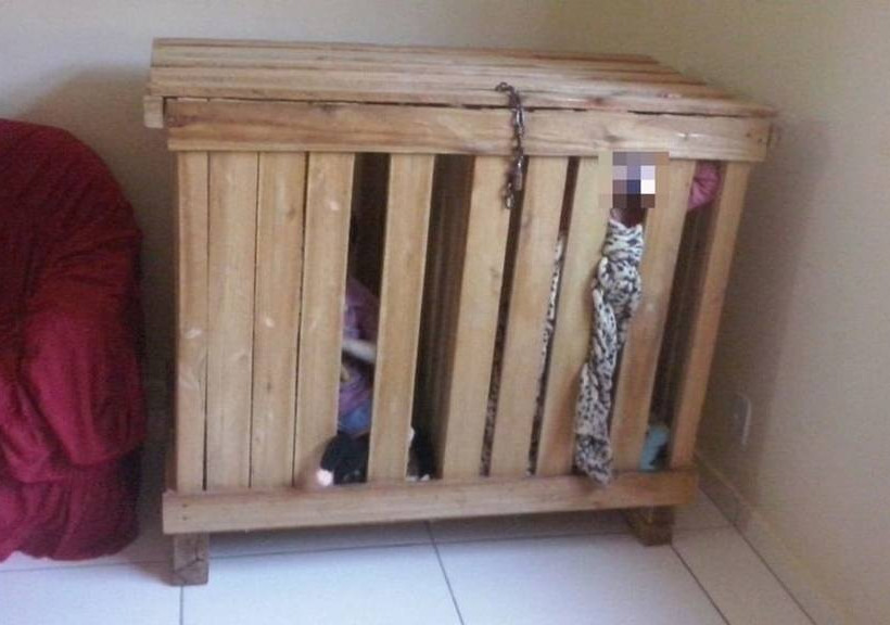 Φρίκη στη Βραζιλία: Κλείδωναν τα τρίχρονα παιδιά τους σε ξύλινο κασόνι για να μην τους ενοχλούν! 