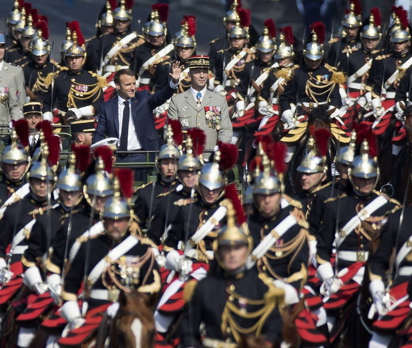 Γαλλία: Παρέλαση με μεγαλοπρέπεια και... απρόοπτα για τους εορτασμούς της 14ης Ιουλίου (pics)