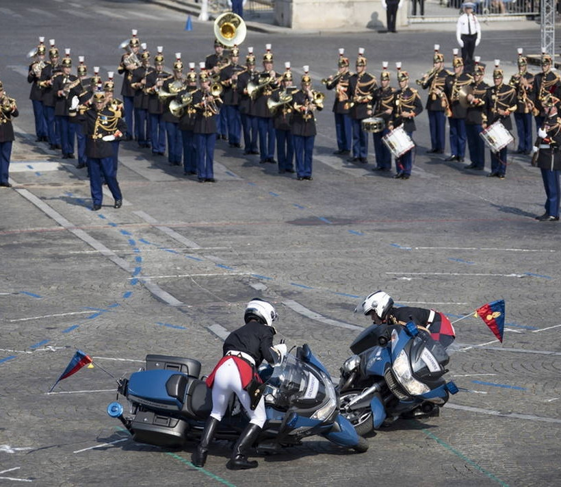 Γαλλία: Παρέλαση με μεγαλοπρέπεια και... απρόοπτα για τους εορτασμούς της 14ης Ιουλίου (pics)