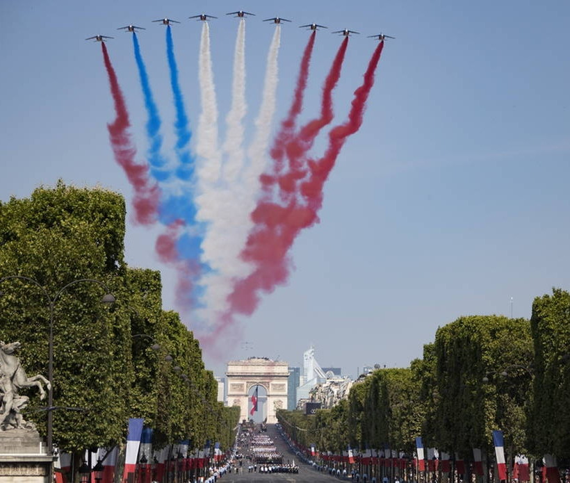 Γαλλία: Παρέλαση με μεγαλοπρέπεια και... απρόοπτα για τους εορτασμούς της 14ης Ιουλίου (pics)