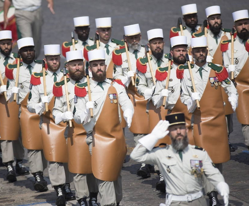 Γαλλία: Παρέλαση με μεγαλοπρέπεια και... απρόοπτα για τους εορτασμούς της 14ης Ιουλίου (pics)