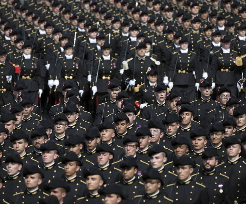 Γαλλία: Παρέλαση με μεγαλοπρέπεια και... απρόοπτα για τους εορτασμούς της 14ης Ιουλίου (pics)