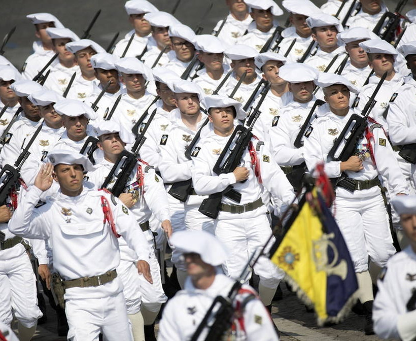 Γαλλία: Παρέλαση με μεγαλοπρέπεια και... απρόοπτα για τους εορτασμούς της 14ης Ιουλίου (pics)