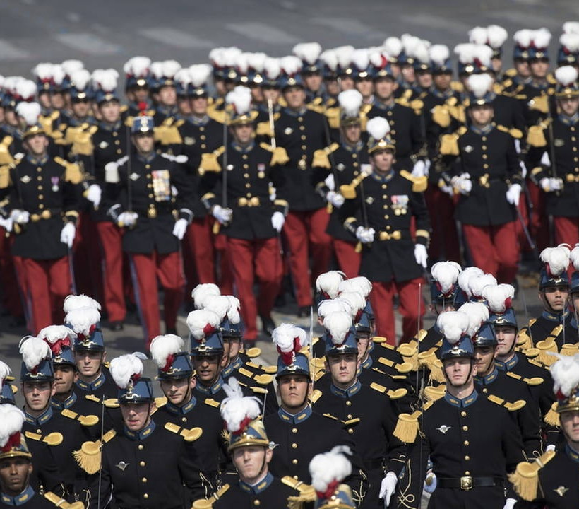 Γαλλία: Παρέλαση με μεγαλοπρέπεια και... απρόοπτα για τους εορτασμούς της 14ης Ιουλίου (pics)