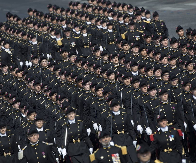Γαλλία: Παρέλαση με μεγαλοπρέπεια και... απρόοπτα για τους εορτασμούς της 14ης Ιουλίου (pics)