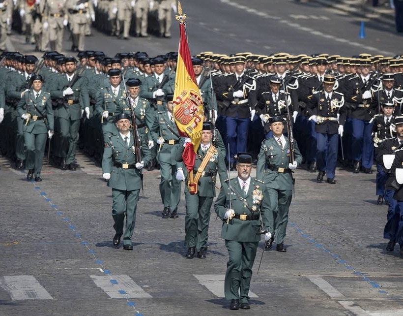 Γαλλία: Παρέλαση με μεγαλοπρέπεια και... απρόοπτα για τους εορτασμούς της 14ης Ιουλίου (pics)